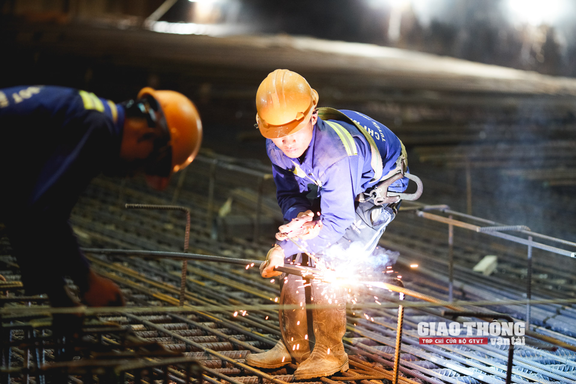 Một trong những khó khăn lớn vào thời điểm này là tình hình dịch Covid-19 diễn biến phức tạp, tiềm ẩn nguy cơ lây nhiễm cao đối với cán bộ, công nhân trên công trường.