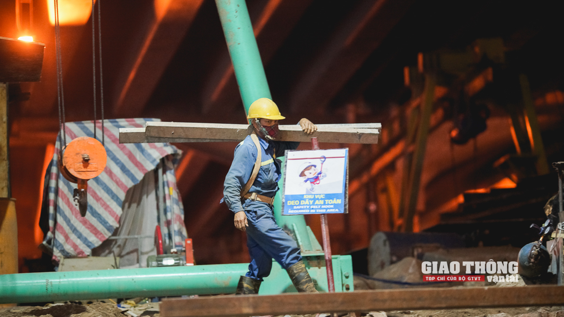 Hầm chui Lê Văn Lương được xây dựng theo hướng đường Lê Văn Lương đi ngầm qua nút giao Khuất Duy Tiến - Tố Hữu.