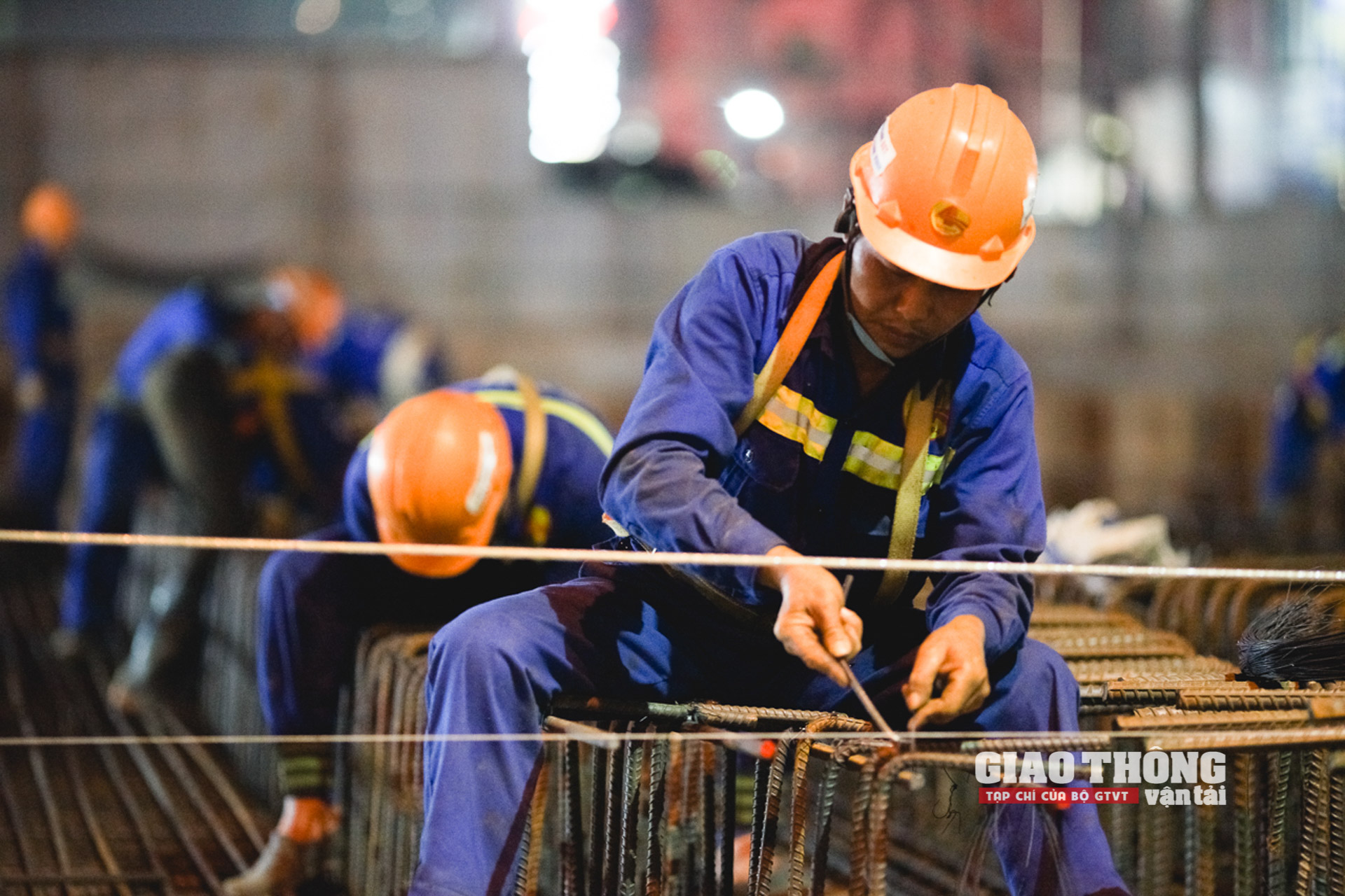 Công trường luôn đảm bảo duy trì đủ số lượng nhân lực thi công đạt trên 120 người, thay ca liên tục để thi công 24/7.