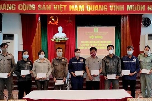 Các công nhân có hoàn cảnh khó khăn tại Công ty TNHH MTV Đóng tàu Nam Triệu nhận hỗ trợ. Ảnh minh họa