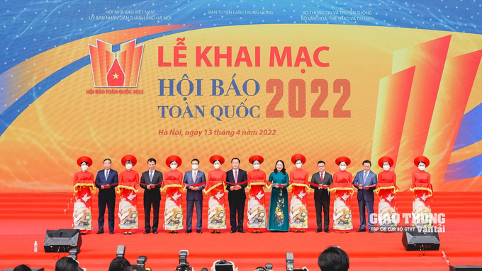 Các vị đại biểu cắt băng khai mạc Hội báo toàn quốc năm 2022