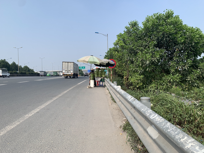 Người bán hàng dựng cả ô cỡ lớn để phục vụ việc buôn bán