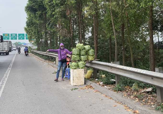 Người bán hàng chào mời khách ngay dưới lòng đường