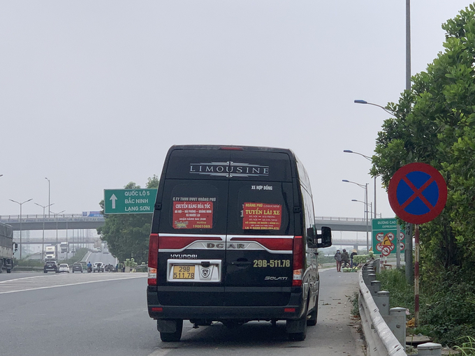 Xe Limousine mang BKS 29B – 511.78 dừng ở ngay vị trí biển cấm dừng đỗ.