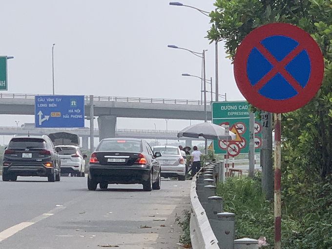 Chủ các phương tiện vô tư dừng đỗ để mua hàng, bất chấp biển cấm và đoạn đường này thường xuyên có các loại phương tiện cỡ lớn lưu thông với tốc độ cao.