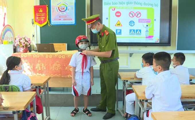 Công an TP Hạ Long hướng dẫn học sinh Trường Tiểu học Quang Trung (TP Hạ Long) phương pháp đội MBH đúng cách. (Ảnh: Cổng TTĐT Quảng Ninh)