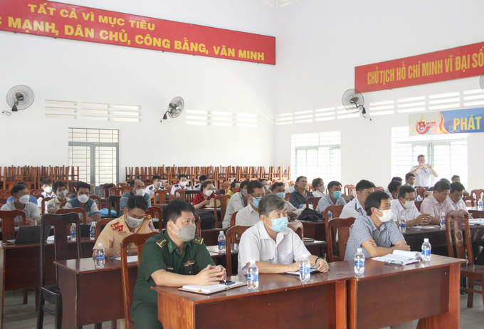 Đại diện các ban, ngành, địa phương và 26 hộ dân tham dự buổi lễ tuyên truyền giải tỏa di dời lồng bè, đăng đáy hoạt động nuôi trồng khai thác thủy sản trong khu vực neo đậu tàu thuyền trên sông Thị Vải