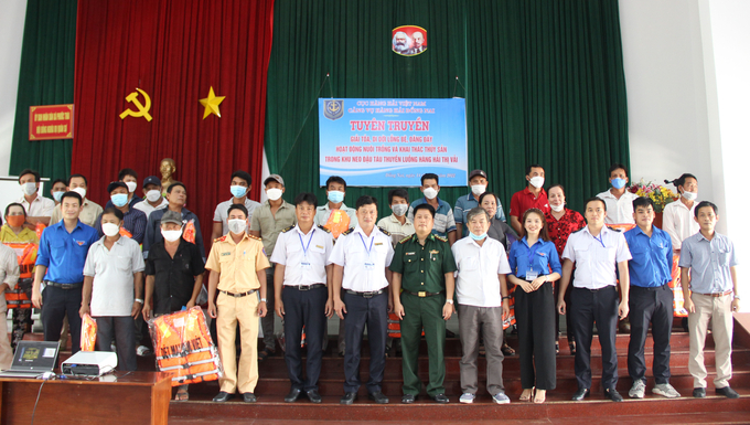Cảng vụ Hàng hải tỉnh Đồng Nai phát áo phao miễn phí cho các hộ dân đảm bảo an toàn trong mùa mưa bão