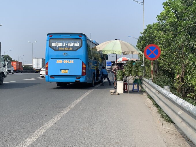Tình trạng xe khách dừng đỗ vô tư để lấy hàng hóa, đón trả khách ngay dưới biển cấm vẫn diễn ra
