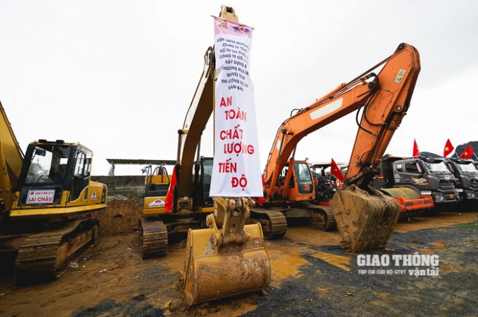 Phương tiện thi công trên công trường dự án kết nối giao thông các tỉnh miền núi phía Bắc