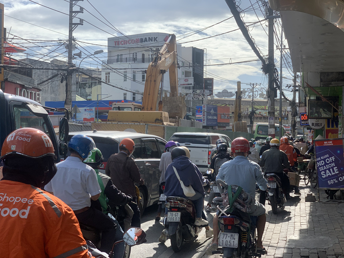 Lô cốt án ngữ trên đường Võ Văn Ngân gây ùn tắc liên tục