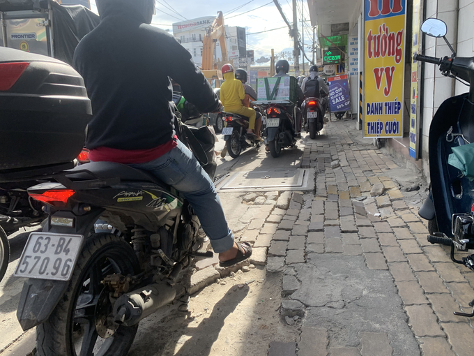 Vỉa hè của tuyến đường bị hư hỏng nặng do xe máy thường xuyên 