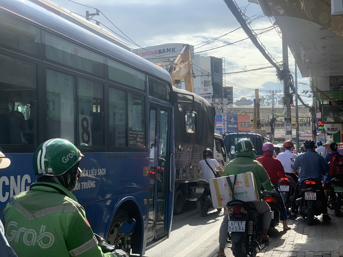 Người dân chen chúc di chuyển qua khu vực thi công