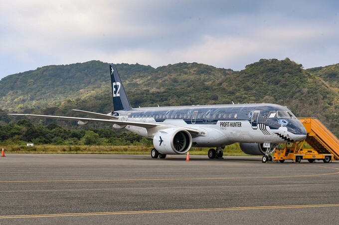 Tàu bay Embraer E190-E2 TechShark vừa thực hiện bay thử nghiệm tại Việt Nam.