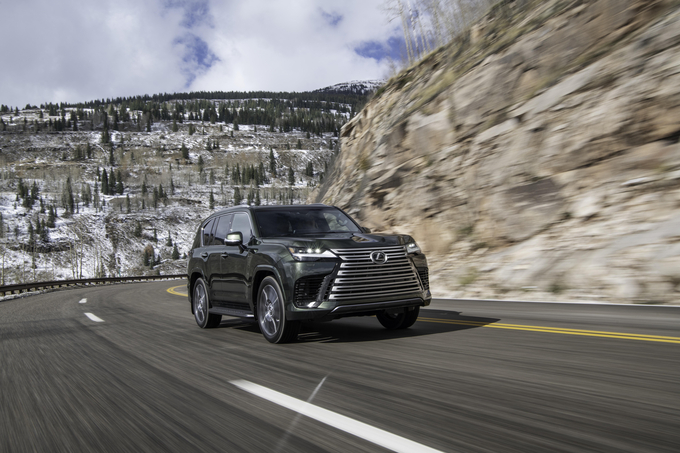 Lexus LX 600 hoàn toàn mới chính thức ra mắt người tiêu dùng Việt Nam.