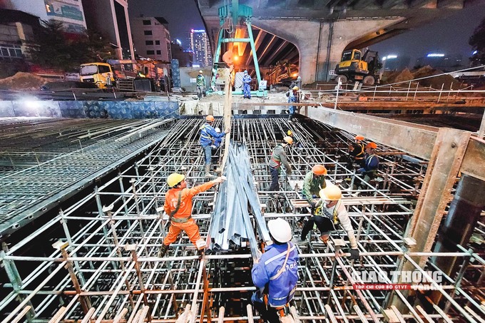 Công nhân đang thi công trên công trường