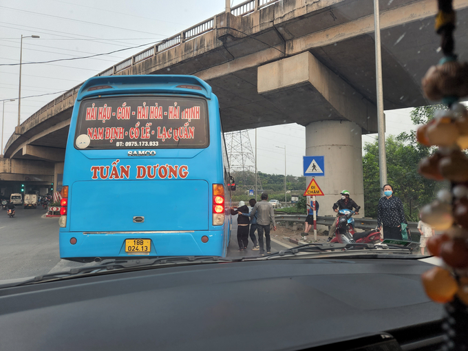 Xe khách Tuấn Dương vừa chạy vừa mở cửa đón khách