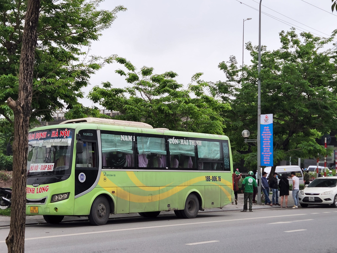 Xe dù ngang nhiên trả khách tại khu hành chính quận Hoàng Mai