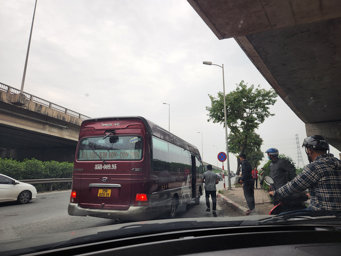 Xe khách ngang nhiên lập bến cóc tại ngã 3 Pháp Vân - Ngọc Hồi.