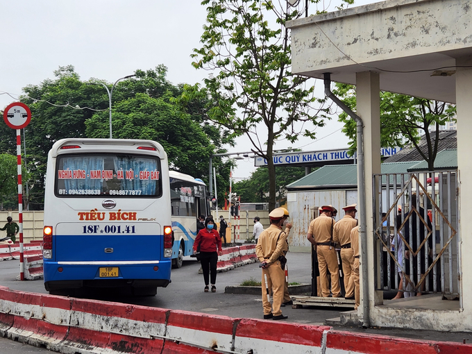 
Liên ngành Thanh tra, Cảnh sát giao thông, Công an trật tự tăng cường kiểm tra xe khách tại BX Giáp Bát trước kỳ nghỉ lễ 30/4-1/5.