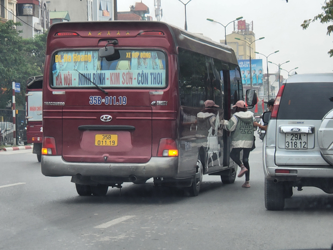 Đang di chuyển, chiếc xe này đột ngột phanh gấp, thản nhiên đón khách trên đường Giải Phóng đoạn đối diện BX Giáp Bát