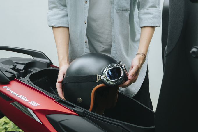 Thể tích cốp lên tới 25 lít chứa được cả mũ bảo hiểm ¾ cùng rất nhiều vật dụng khác.