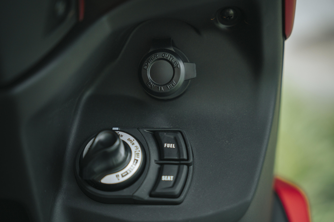 Cồng sạc USB 12V được trang bị ở gần vị trí ổ khóa xe.