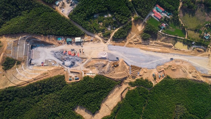 Hầm được thiết kế gồm 2 ống hầm, mỗi ống 03 làn xe, tốc độ thiết kế 80 km/giờ (giai đoạn hoàn thiện 100 km/giờ), khổ hầm 12.5m