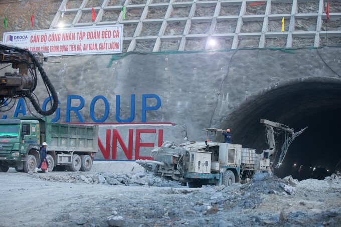 Hiện nay, Đèo Cả triển khai thi công 12 mũi, gồm 2 mũi thi công độc lập cho 2 ống hầm; 2 mũi thi công cầu; 8 mũi thi công phần đường, cống thoát nước,…