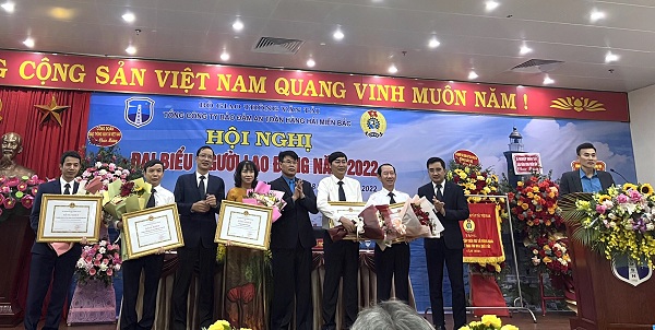 Đ/c Đỗ Nga Việt, UVBCS đảng Bộ GTVT, Phó Chủ tịch Hội đồng Thi đua khen thưởng Bộ,
Chủ tịch Công đoàn GTVT VN thừa ủy quyền trao Bằng khen của Bộ trưởng Bộ GTVT cho tập thể, người lao động Tổng công ty bảo đảm ATHH miền Bắc vì đã có thành tích xuất sắc trong phong trào thi đua năm 2021. Ảnh minh họa