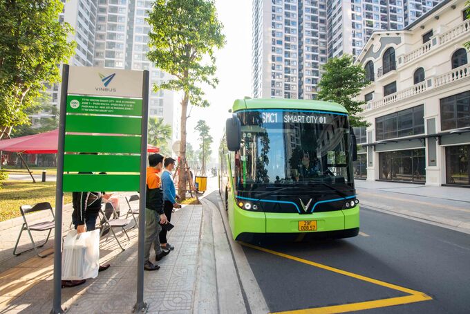 Sử dụng phương tiện thân thiện môi trường VinBus để di chuyển nội khu hay đi vào trung tâm Hà Nội đã trở thành thói quen của cư dân Vinhomes Smart City.