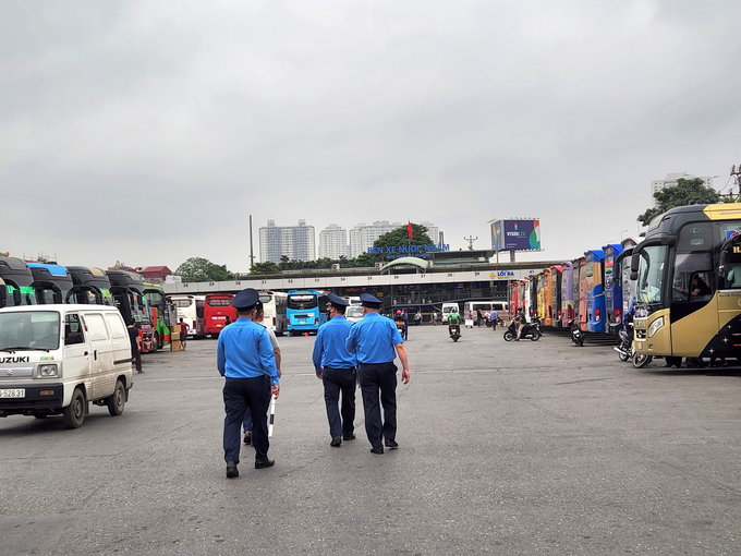 Lực lượng Thanh tra Sở GTVT Hà Nội tăng cường kiểm tra xe khách tại bến xe Nước Ngầm.