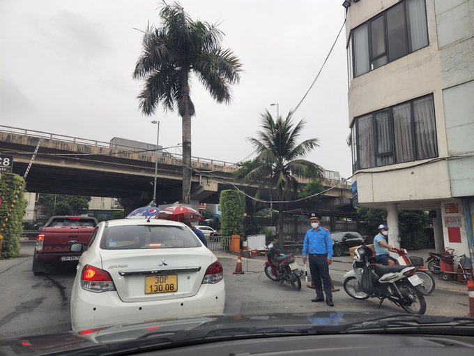 Thanh tra giao thông bố trí lực lượng túc trực vòng trong, vòng ngoài khu vực bến xe Nước Ngầm hỗ trợ phân luồng, điều tiết giao thông.