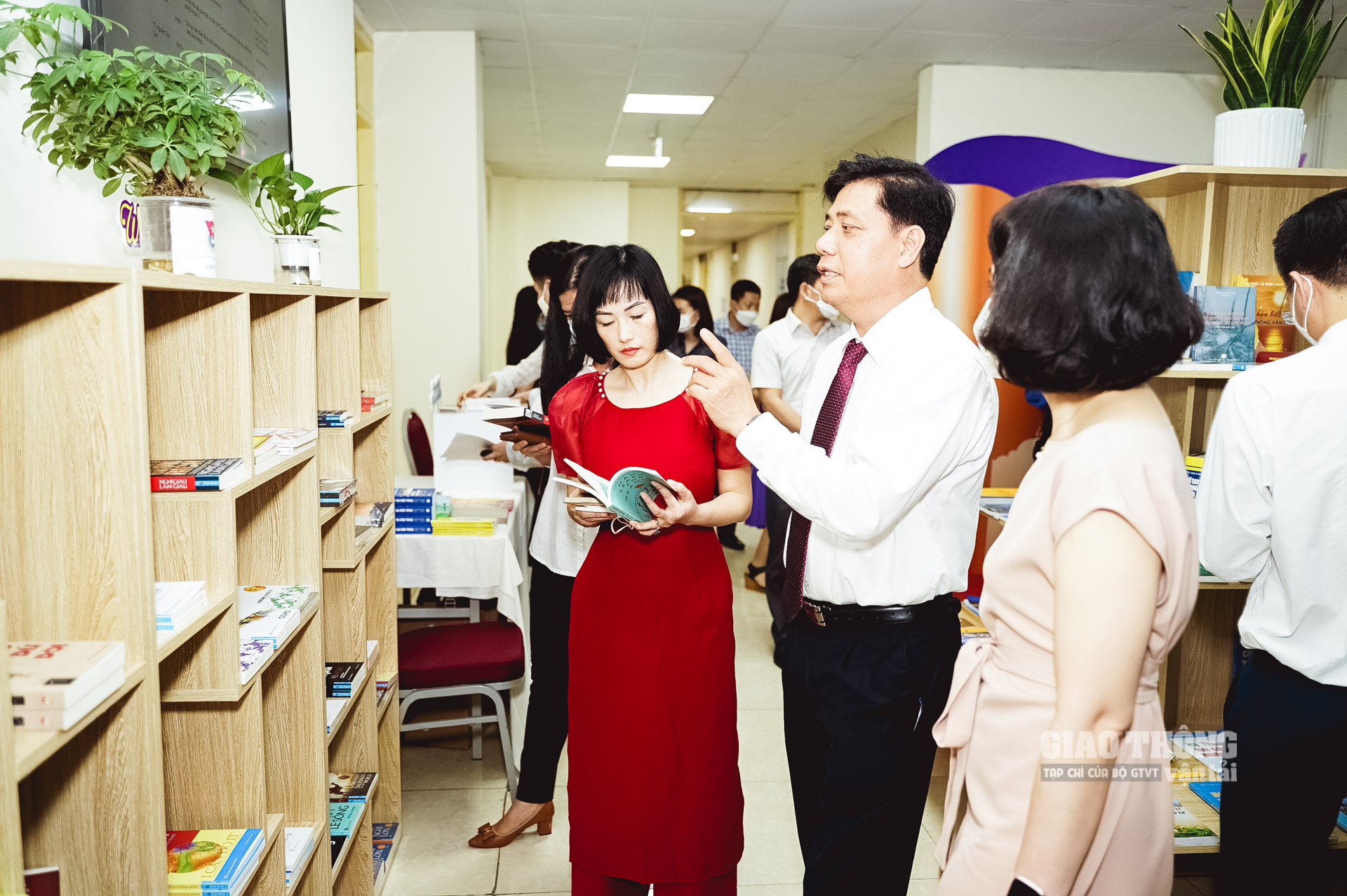 Ở thời đại nào, con người cũng lấy việc học và đọc sách là một trong những phương cách để hoàn thiện nhân cách con người, để tiến bộ trong cuộc sống cá nhân và đóng góp vào sự phát triển chung của xã hội. Văn hóa đọc là một trong những nguồn năng lượng quan trọng thúc đẩy sự phát triển bền vững.