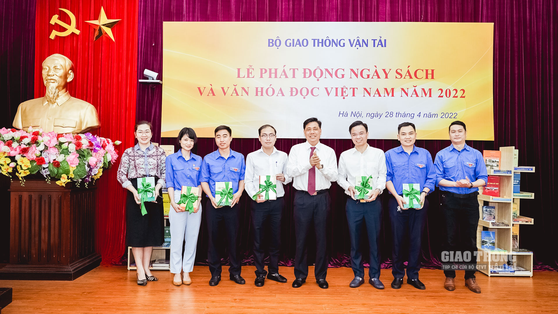 Cùng với đó, Thứ trưởng Nguyễn Ngọc Đông yêu cầu Tạp chí Giao thông vận tải, Báo Giao thông, Nhà Xuất bản GTVT,… thường xuyên có những đầu sách báo, ấn phẩm báo chí có hàm lượng tri thức cao, đẹp về hình thức phục vụ bạn đọc trong và ngoài ngành GTVT. Các cơ quan truyền thông ngành GTVT tiếp tục đẩy mạnh tuyên truyền góp phần hình thành văn hóa đọc bền vững, rộng khắp hơn nữa trong ngành GTVT.
Trong ảnh: Thứ trưởng Nguyễn Ngọc Đông tặng sách cho Đoàn Thanh niên Bộ GTVT