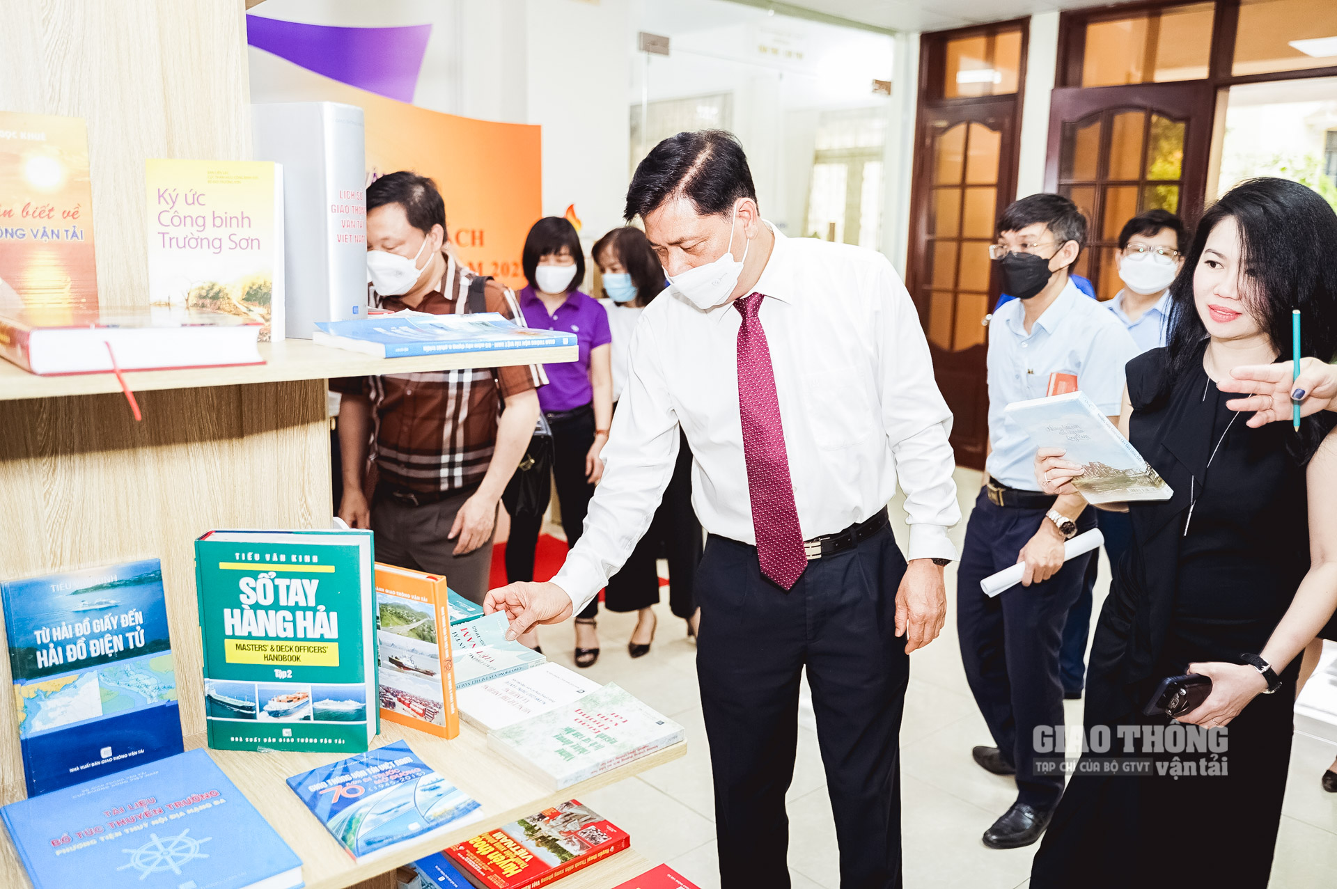 Đối với việc đọc sách, Thứ trưởng Nguyễn Ngọc Đông khẳng định: “Sách là sản phẩm văn hóa tinh thần, là kho tàng tri thức đóng vai trò rất quan trọng, là người thầy vĩ đại thắp sáng trong mỗi chúng ta nguồn tri thức vô tận. Dạy cho chúng ta cách sống, cách làm người, hướng tới những giá trị nhân văn cao cả”.