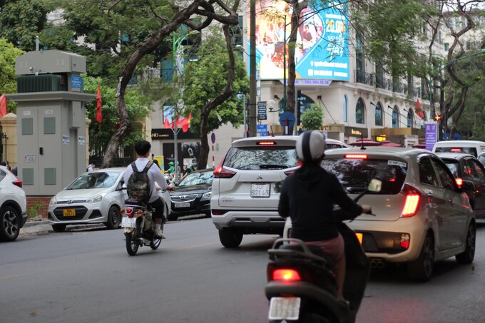 Một số bạn học sinh cố tình lạng lách, đánh võng trong tình cảnh tắc đường, nhiều bạn còn điều khiển phương tiện bằng một tay, thậm chí bỏ cả hai tay với tốc độ cao.