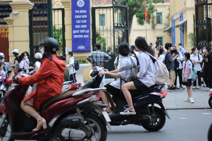 Theo Nghị định 100, người từ đủ 14 tuổi đến dưới 16 tuổi điều khiển xe mô tô, xe gắn máy (kể cả xe máy điện) và các loại xe tương tự xe mô tô hoặc điều khiển xe ô tô, máy kéo và các loại xe tương tự xe ô tô sẽ bị phạt cảnh cáo. Người đủ 16 tuổi trở lên được lái xe gắn máy có dung tích xi-lanh dưới 50cc.