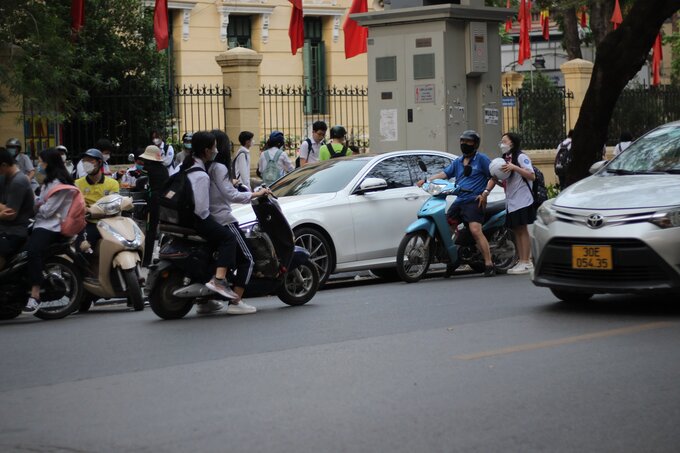 Hình ảnh tương tự được ghi nhận trước cổng trường THCS Trưng Vương, Hàng Bài, quận Hoàn Kiếm, TP Hà Nội. Vào khoảng 5 giờ chiều, khi tan trường cũng là lúc nhiều bạn học sinh vội vàng quay trở về nhà mà quên mất mình chưa đội mũ bảo hiểm.