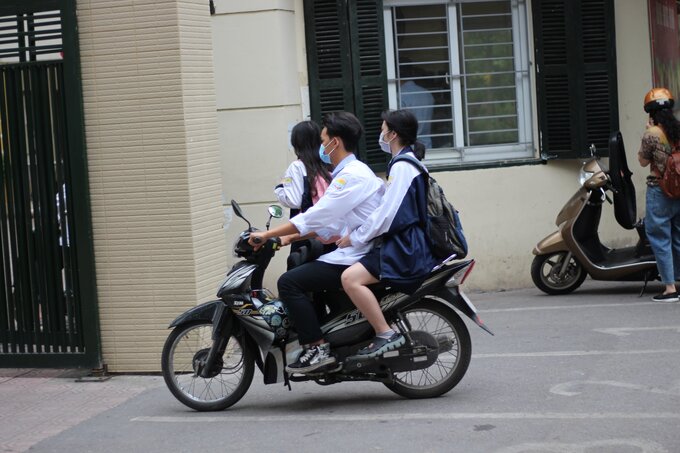 Nhiều trường hợp các bạn học sinh đèo nhau đi học nhưng cả đôi đều không đội mũ bảo hiểm.