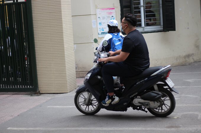 Tuy nhiên thực tế nhiều học sinh hiện đang điều khiển các loại xe mô tô có dung tích trên 50cc. Nhiều trường hợp còn thường xuyên không đội mũ bảo hiểm, lạng lách đánh võng gây mất ATGT.