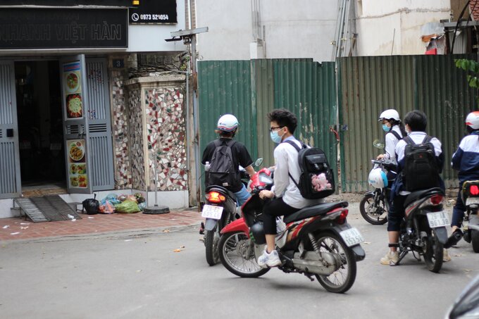 Hình ảnh được ghi nhận vào 6:30 sáng ngày 27/4 tại công trường THPT Kim Liên, phố Đặng Văn Ngữ, quận Đống Đa, TP Hà Nội. Trong khoảng gần 1 tiếng đồng hồ tác nghiệp, PV quan sát được hơn 20 trường hợp các bạn học sinh không tuân thủ luật ATGT, chủ yếu là lỗi điều khiển phương tiện không đội mũ bảo hiểm.