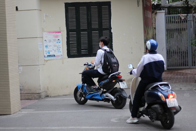 Trong số các trường hợp vi phạm lỗi không đội mũ bảo hiểm khi tham gia giao thông, chiếm số lượng phổ biến nhất là các bạn điều khiển xe đạp điện.