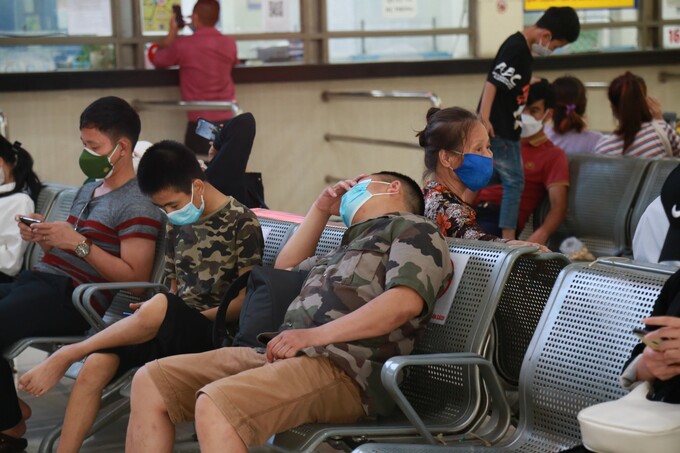 Nhiều hành khách trong nhà chờ của Bến xe Giáp Bát tỏ ra mệt mỏi do phải chờ xe quá lâu