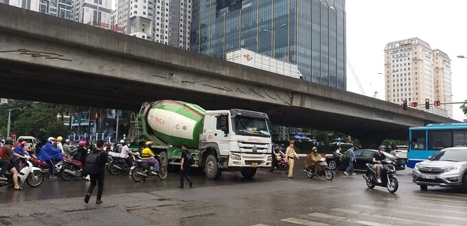 Trước khu vực lối ra của Bến xe Mỹ Đình, dù có mặt lực lượng cảnh sát giao thông điều tiết, phân luồng giao thông nhưng tình trạng giao thông khá lộn xộn