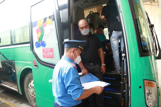 Lực lượng thanh tra giao thông kiểm tra số lượng hành khách trên một xe khách vừa xuất bến tại bến xe Mỹ Đình