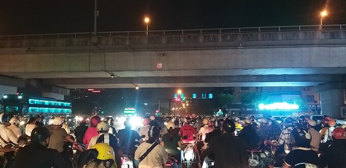 Tình trạng ùn tắc càng trầm trọng hơn vào tối 29/4 khi lượng phương tiện liên tục gia tăng