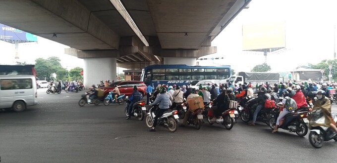 Khu vực trước cửa Bến xe Nước Ngầm ùn tắc ngay từ đầu giờ chiều