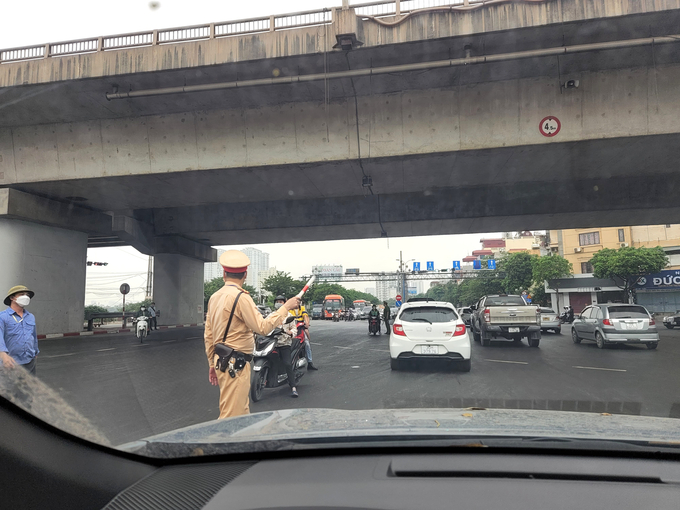 Đội CSGT số 14, Phòng CSGT Hà Nội phân luồng giao thông tại ngã 3 Giải Phóng - Ngọc Hồi