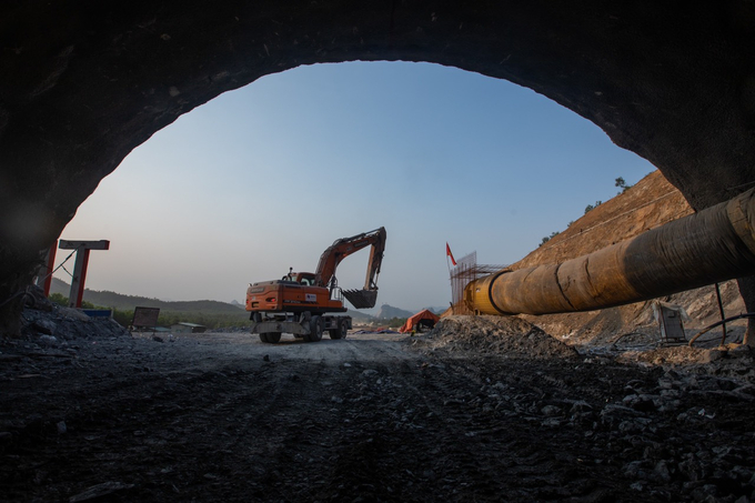 Tại hai công trường dự án trên, tiếng máy móc vẫn sôi động, các công nhân vẫn hối hả tất bật với công việc của mình. Những ngày này chính là giai đoạn tăng tốc nhằm tranh thủ thời gian, dốc toàn lực vào công trình để sớm hoàn thành tiến độ đặt ra.